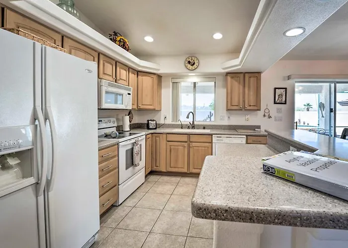 Charming Havasu 2 Mi To Body Beach! Holiday home *