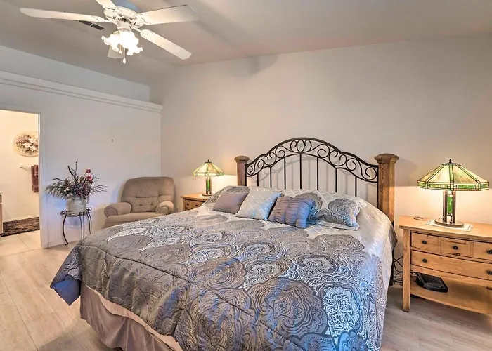 Charming Havasu 2 Mi To Body Beach! Holiday home Lake Havasu City